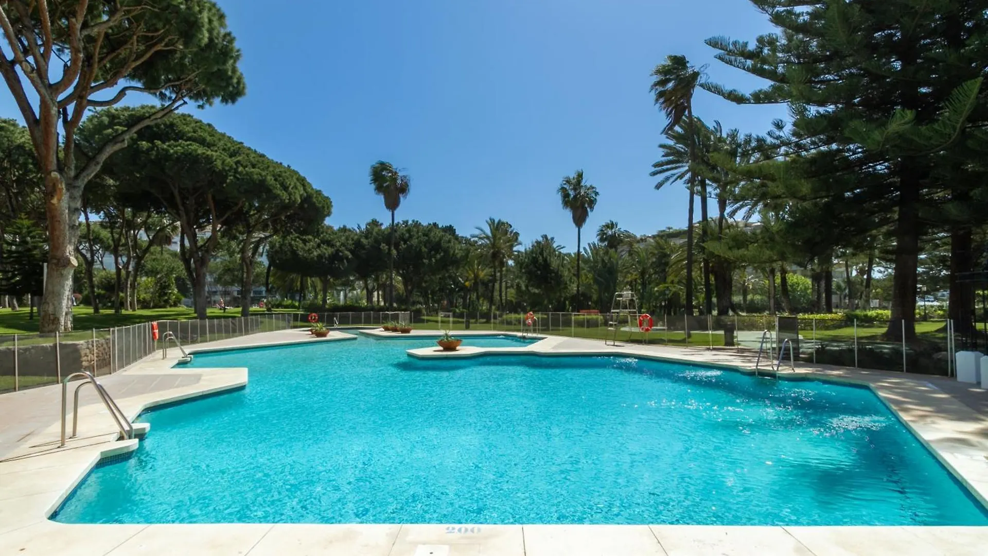 Marbella Banus Suites - Banus Playas Del Duque Beachside Residential 0*,  Spain